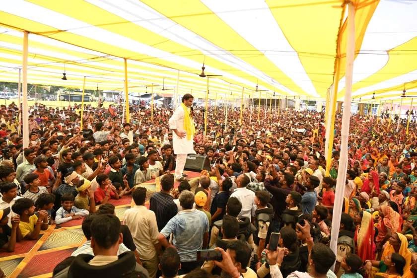 जन सुराज की जनसभा — यात्रा के मंच से जनता के बीच प्रशांत किशोर